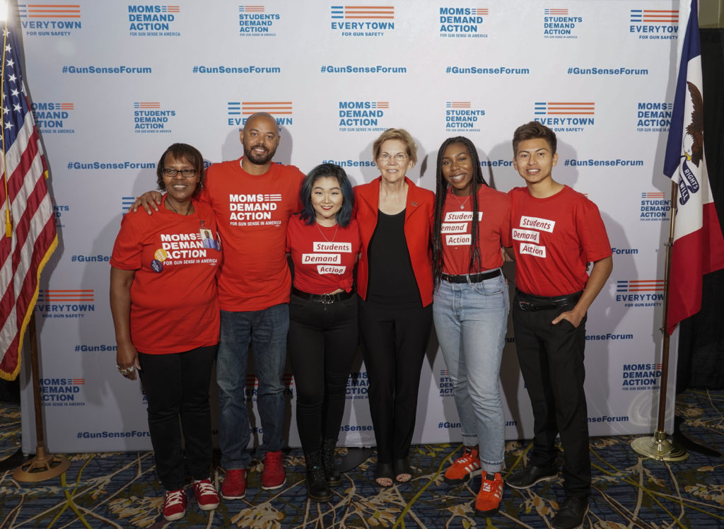 Senator Warren poses for a photo with five Moms and Students Demand Action volunteers at the Gun Sense Forum.